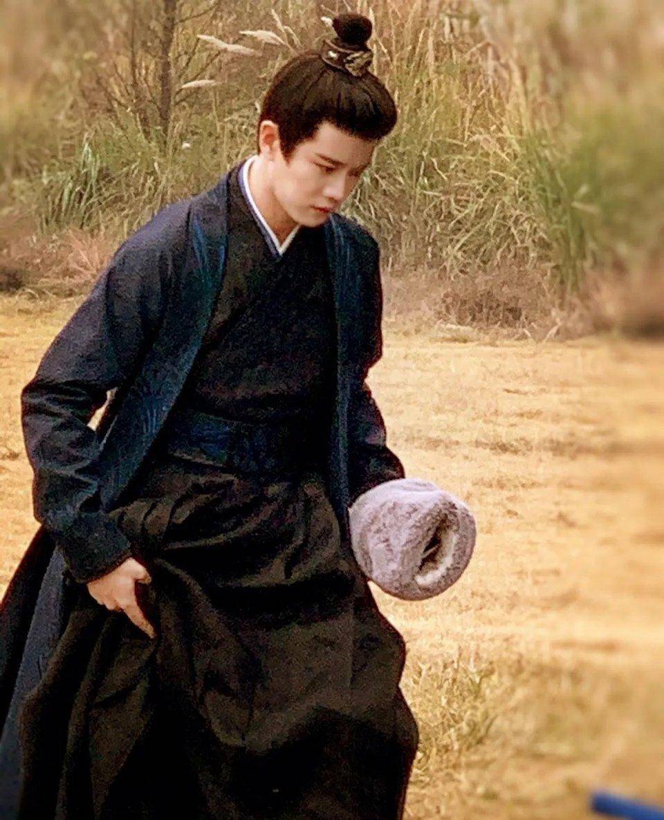 任嘉伦出席爱奇艺活动,携白鹿同台撒糖,《一生一世》或将播出-搜狐