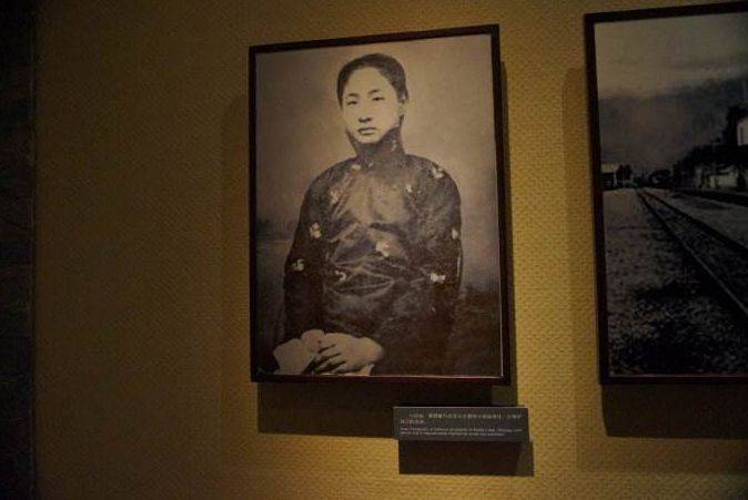 小凤仙的坎坷情路少年遇真爱却败给现实两次出嫁晚年依旧凄惨