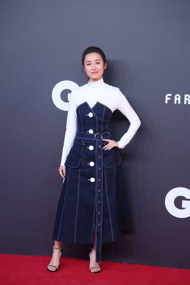 原创吕一与大自己4岁的老公出门两人穿着简单大方真是般配养眼