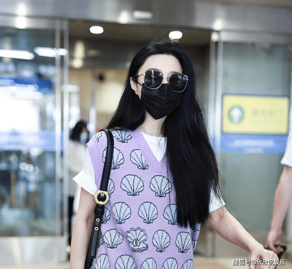 携父母现身机场,一家三口高颜值引人侧目,其父与范丞丞相似度99%_口罩