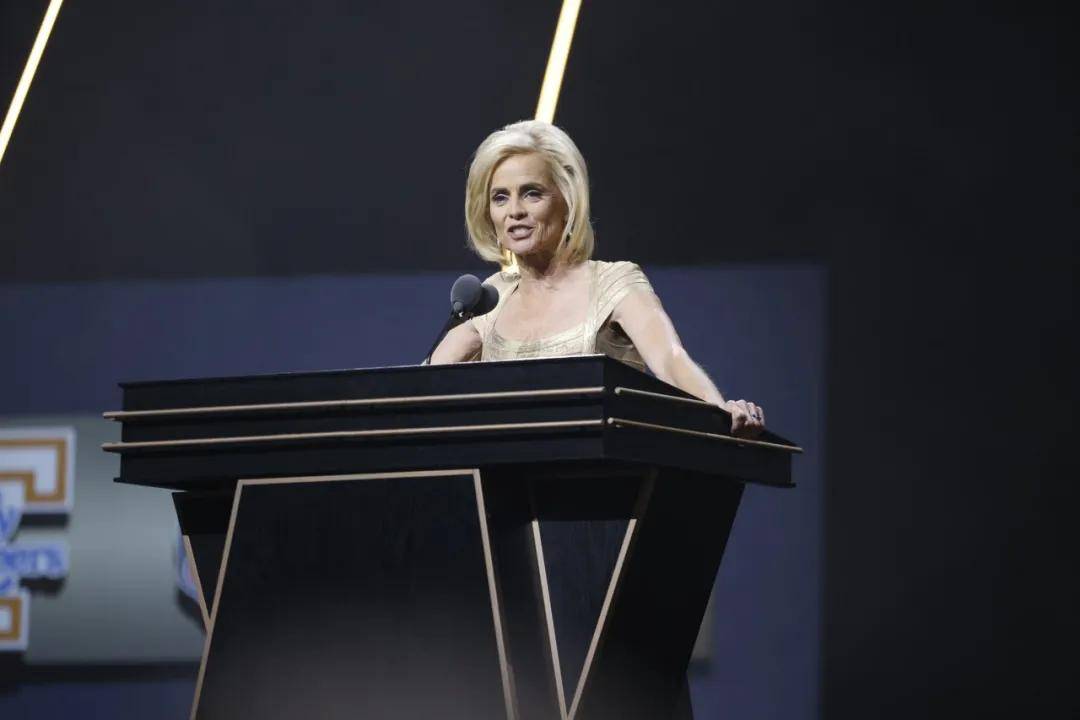 瓦妮莎催泪演讲全场高呼科比史上最强一届名人堂诞生