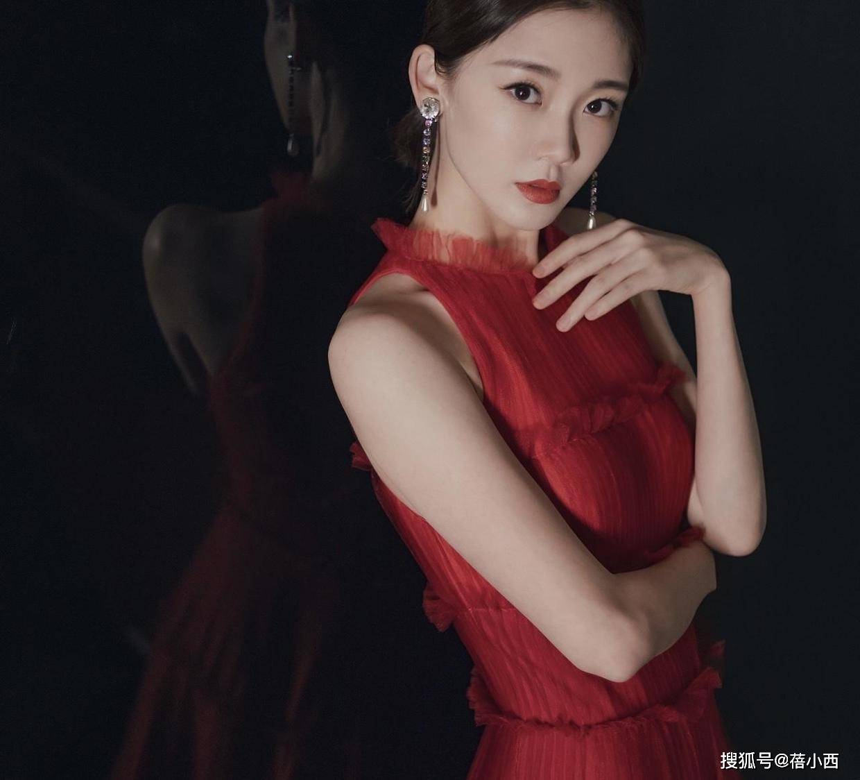 原创郑恺老婆苗苗的自然五官真耐看一身休闲黑白穿搭轻松美出圈