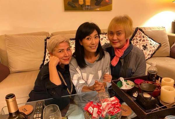 从曝光的照片中不难看出,已经过6的张淑仪仍然笑容满面,虽然是满头