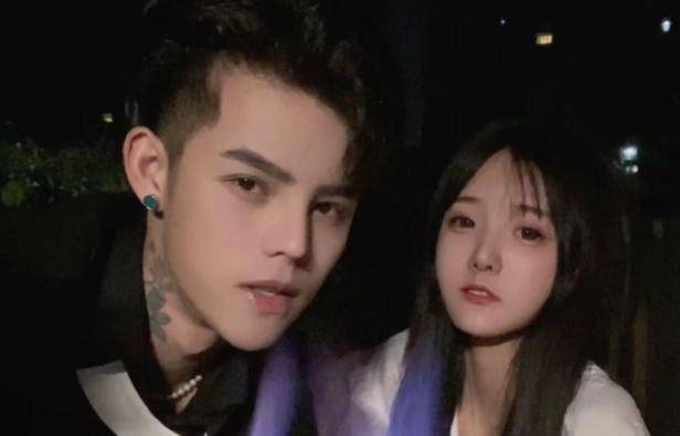 殷世航套路璐游乐场偶遇学生粉被一群小学生所淹没