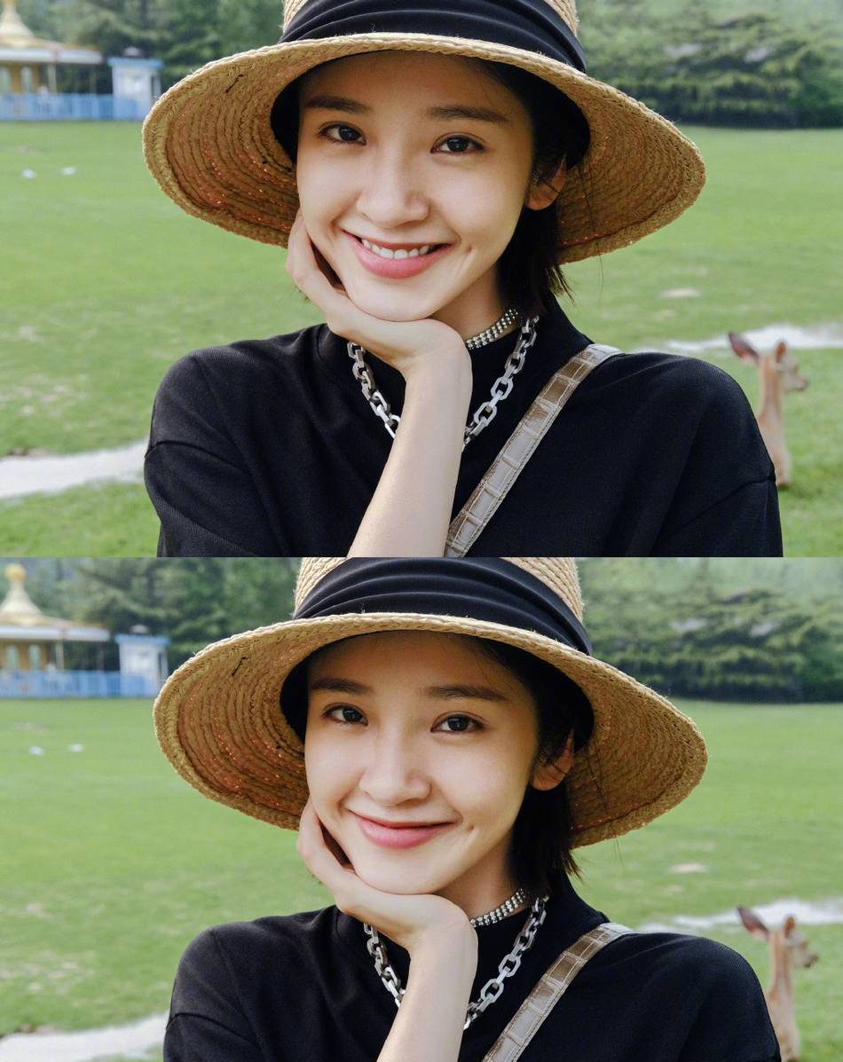 唐艺昕晒写真与小鹿合影对镜托腮甜笑元气满满