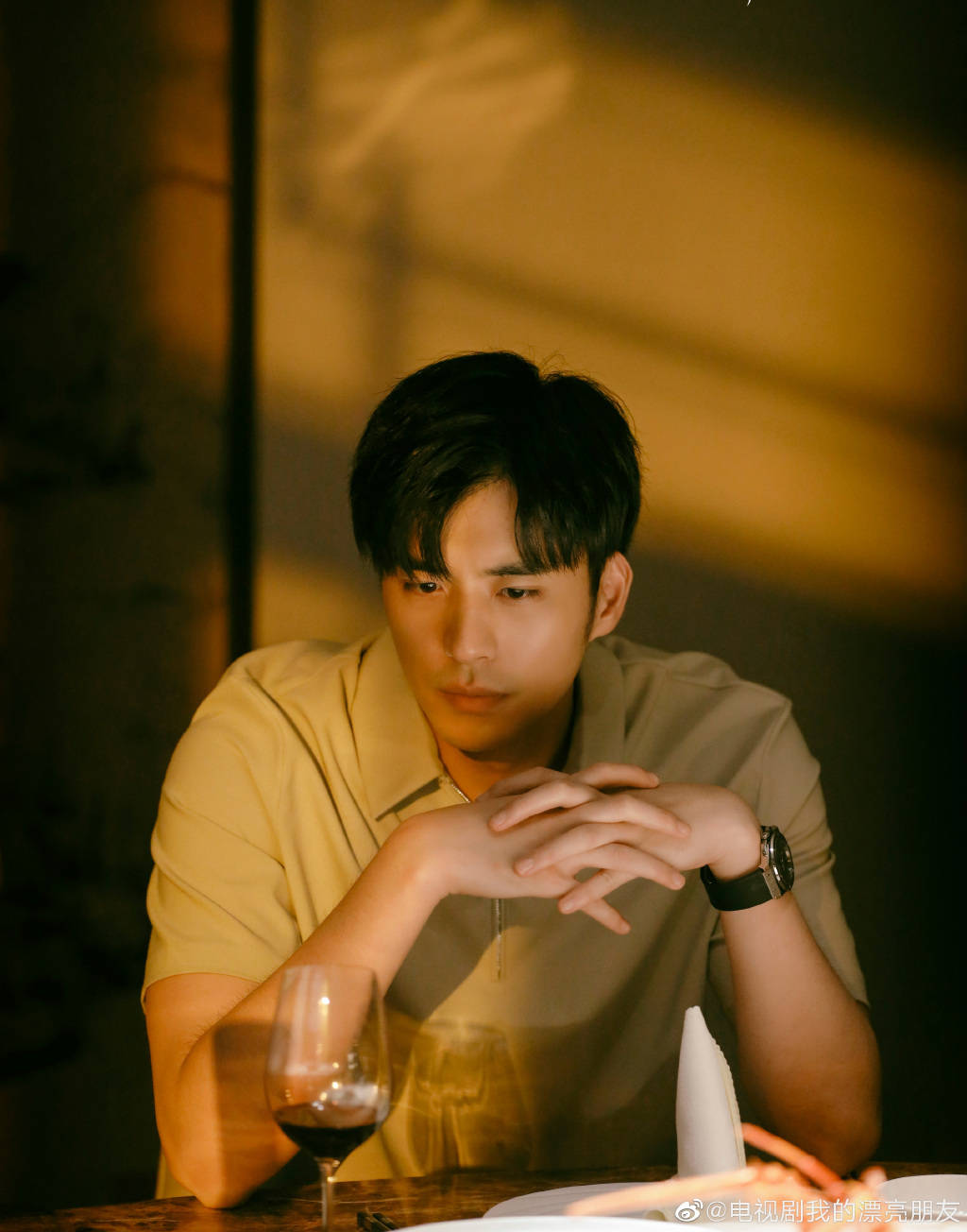 的漂亮朋友》主要讲述了一个农村女孩来到上海打拼,结识"高富帅"男主