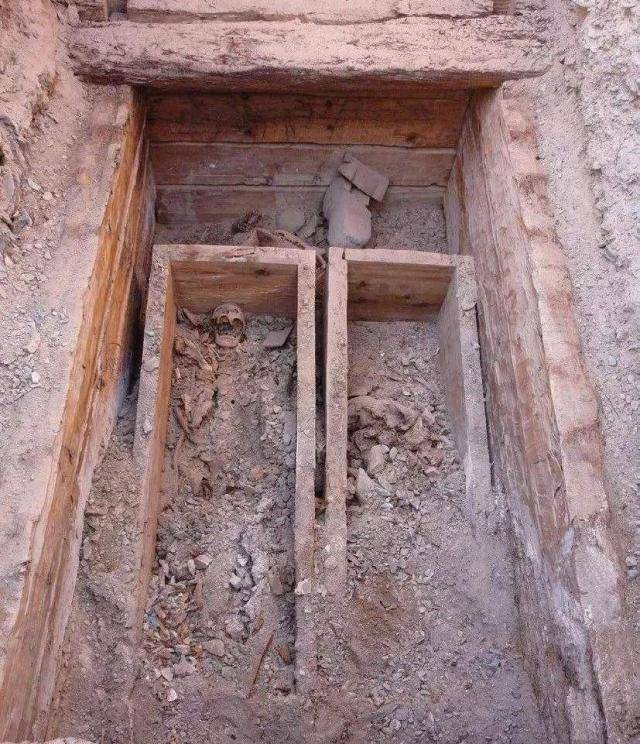 古墓出现1男46女合葬墓,出土1800年古籍,专家:墓主不是人