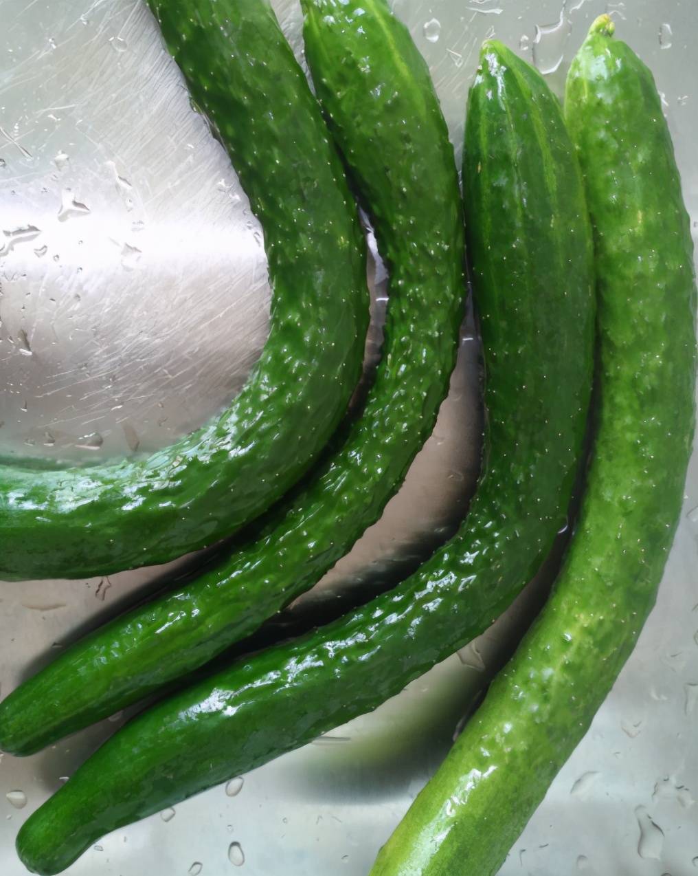 买黄瓜,挑直的还是弯的?种菜老农良心提醒:看准3点个顶个好吃