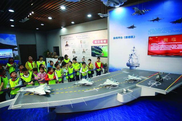 小匣子志愿者开展航空第二课堂公益活动