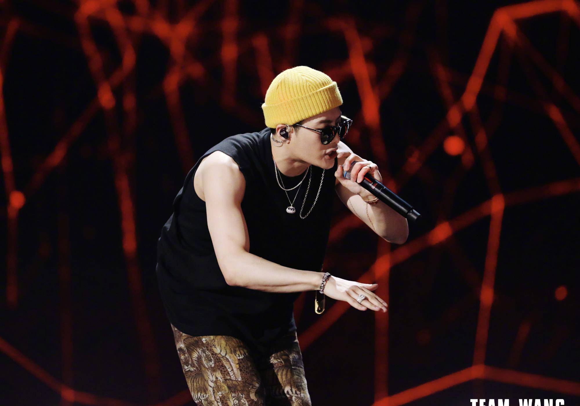 王嘉尔酷boy帅照锦集短句文案害谁不想做王嘉尔的女朋友呢