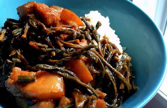 食材|干豆角怎么吃？教你炖肉贴秋膘，豆角吸满了汤汁，混着米饭太香了
