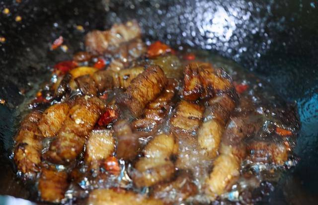 食材|干豆角怎么吃？教你炖肉贴秋膘，豆角吸满了汤汁，混着米饭太香了