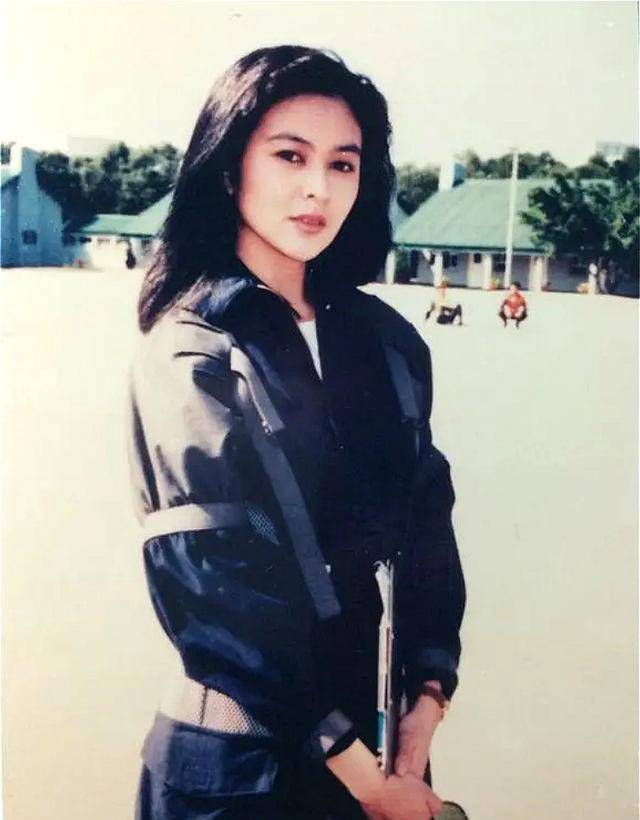 59岁关之琳开通视频账户,7小时粉丝增加79万,但她只关注一个人_刘德华