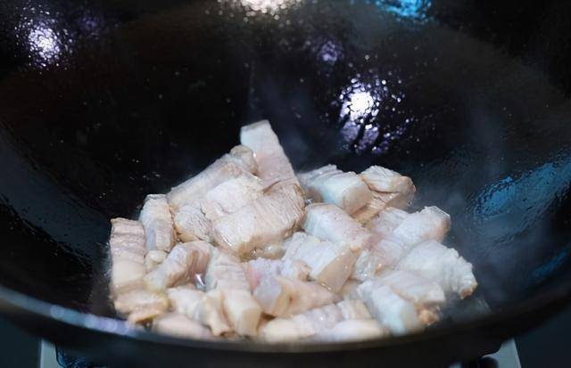 食材|干豆角怎么吃？教你炖肉贴秋膘，豆角吸满了汤汁，混着米饭太香了
