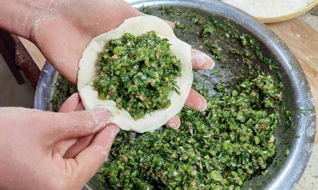 麦蒿馅饼的成型与烤制