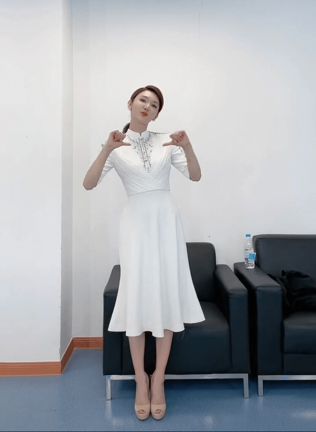 央视最年轻的女主持:被称董卿接班人,实力不凡颜值不输李思思_龙洋
