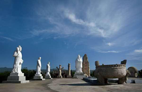 原创扶风县有个封神台姜子牙雕像手中拿着一件兵器看不明白是什么