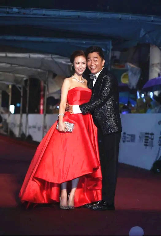 原创吴宗宪和爱女走红毯秒变宠女狂魔吴姗儒穿红裙高贵迷人