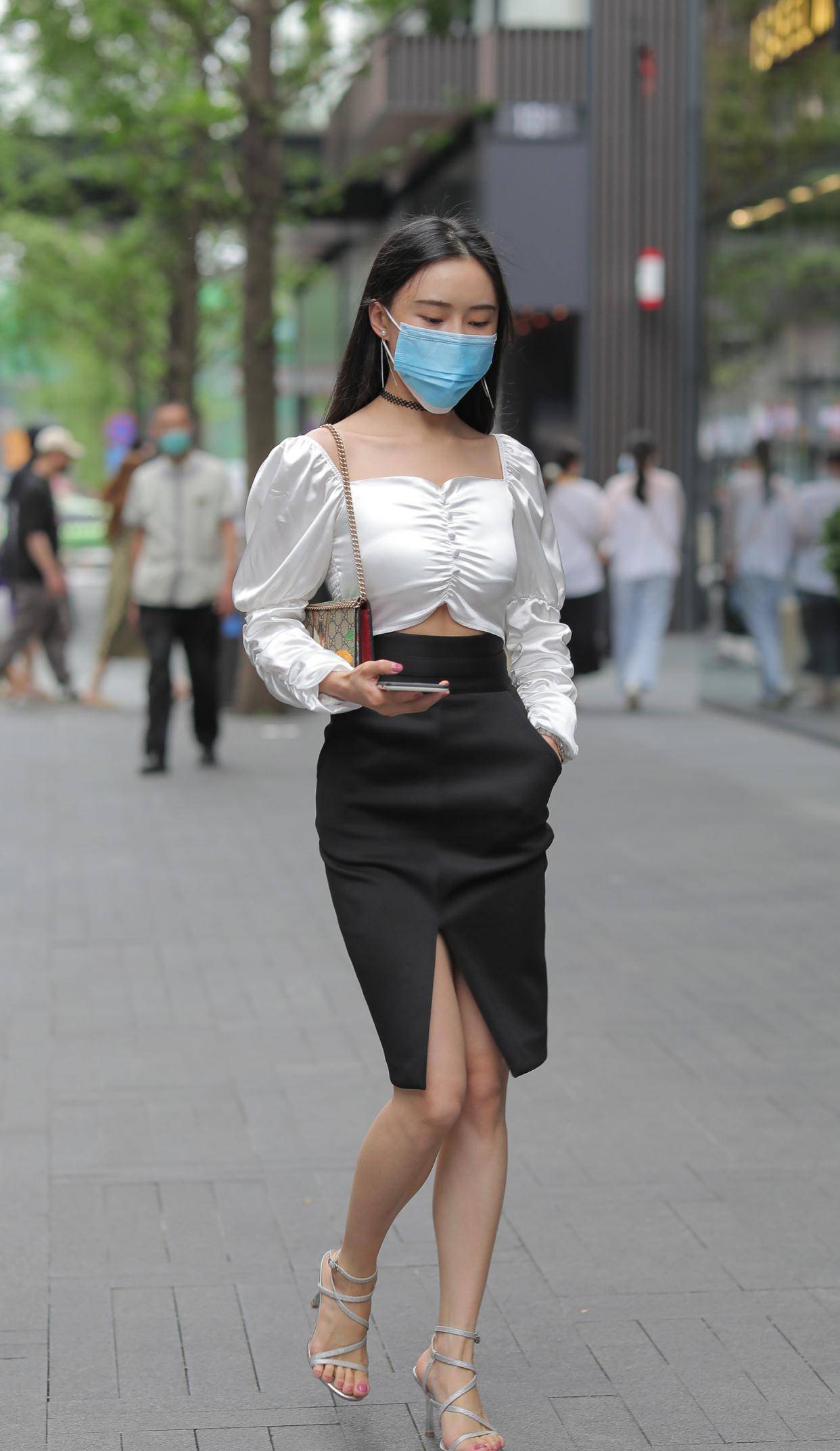 铅笔裙怎么搭配更洋气?方领泡泡袖衬衫 黑白配,轻松打造好衣品