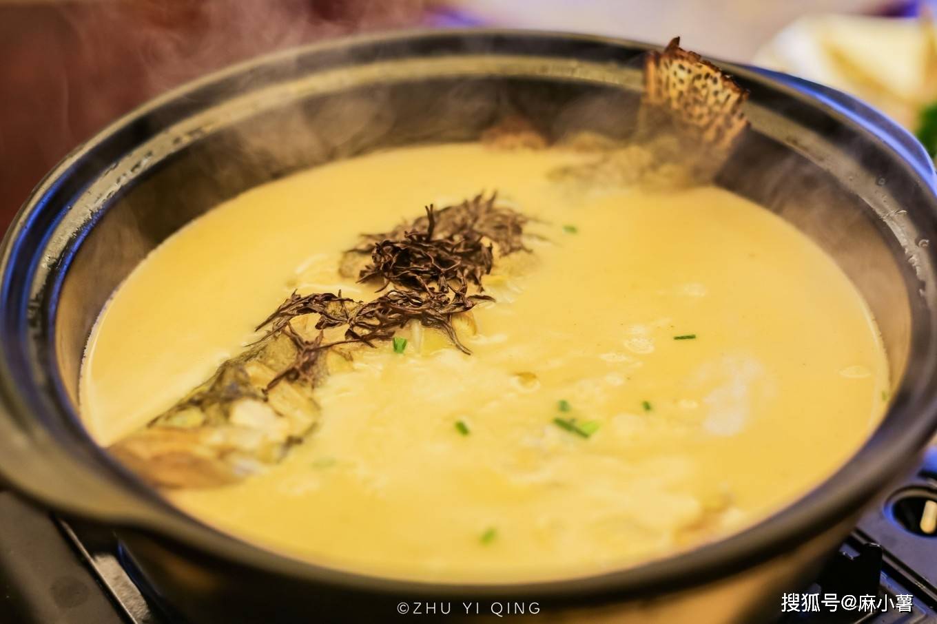 江西一家用茶叶做菜的餐厅,每道菜都有茶叶,旁边就是茶田_菜肴