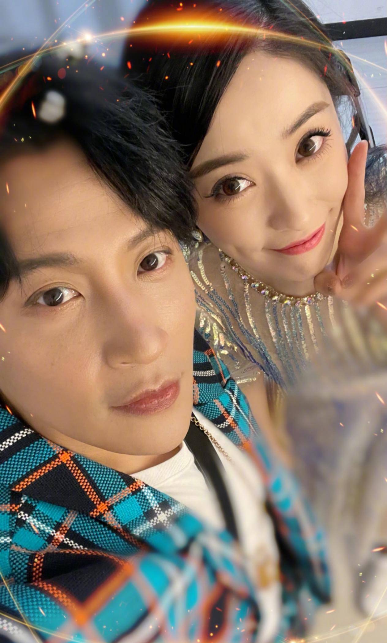 陈志朋庆50岁生日,与主持司雯嘉亲密合照,瘦24斤帅回小虎队时期