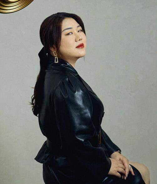 杨天真减肥成功后晒照,自夸越来越好看了,身穿皮衣裙巨星范十足_明星