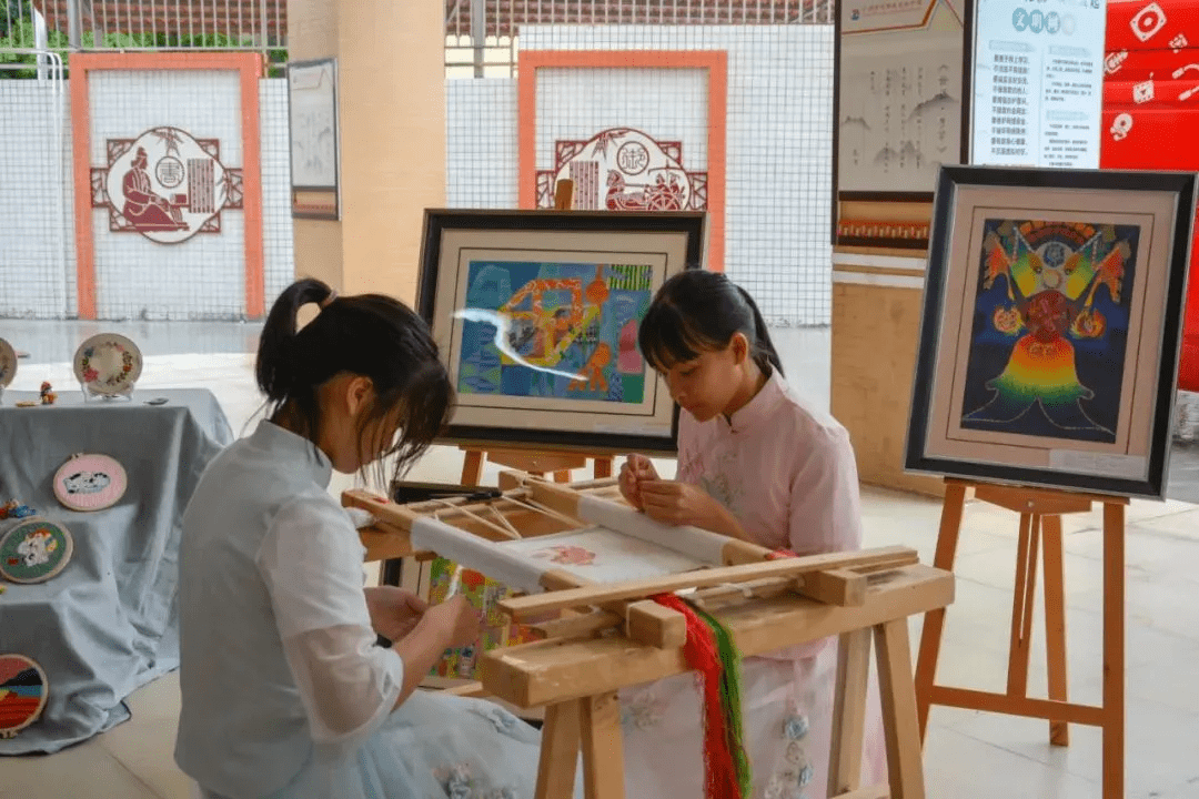 狮岭镇育华小学(原御华园小学)位于广州市花都区狮岭镇狮岭大道东1号