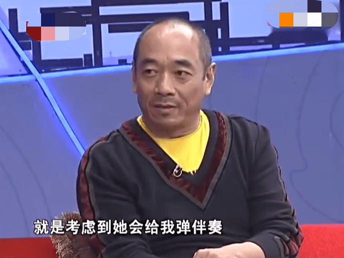 原创戏霸陶泽如与友聚餐,脸红高歌好卖力,和妻子是同学40岁才生女儿