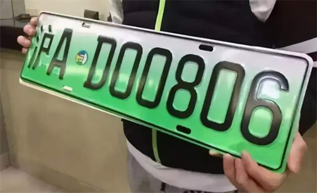 公安部公布新车牌设计专利,从此告别"违和蓝"