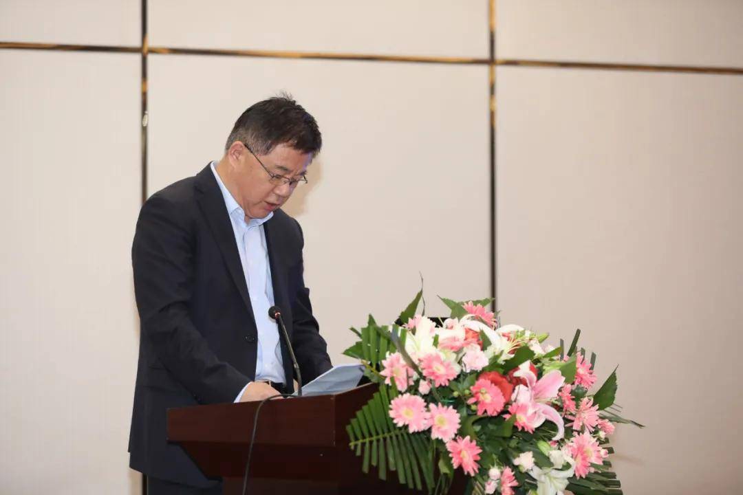 最后,作为协会的业务主管单位,商务局张黎光副局长发表讲话.