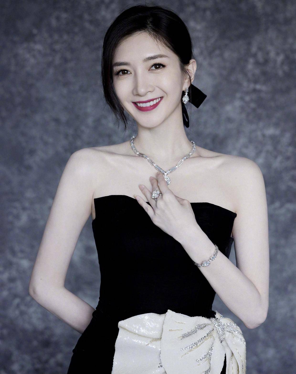 原创江疏影不愧是知性女神典范穿白色吊带连衣裙身材纤瘦热辣