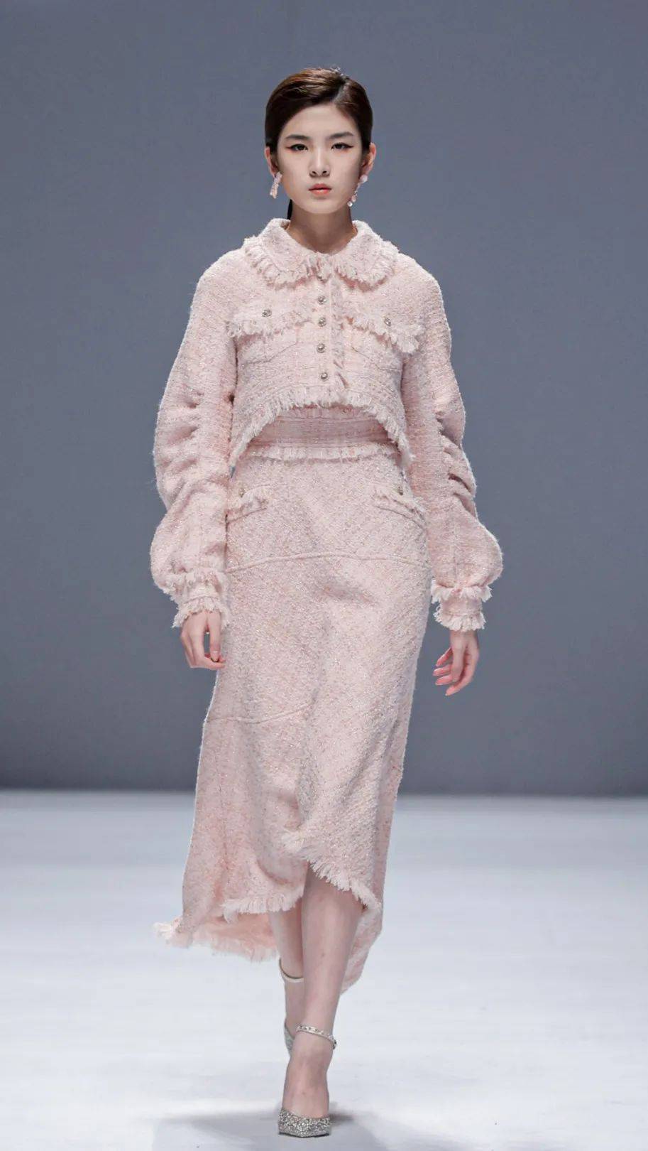 女性的裤型设计中开始出现越来越多的中裤设计,该款式在2021秋冬中国