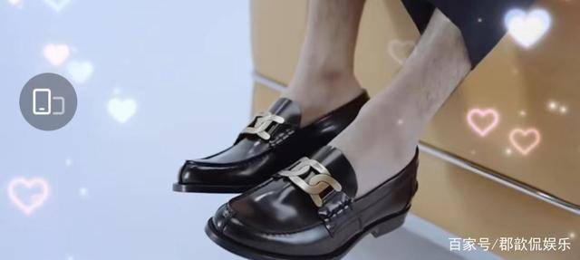 肖战新代言物料太浪漫,好像一部爱情剧,粉丝隔着屏幕冒粉红泡泡