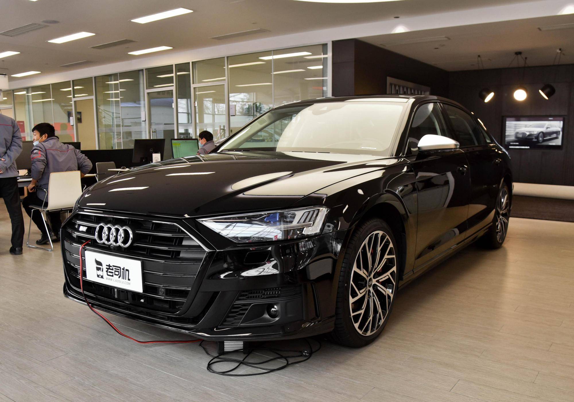 v8动力高性能奥迪旗舰轿车,第二排空间配置旗舰感受,实拍奥迪s8