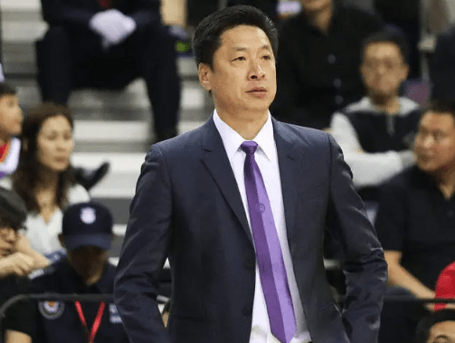 短暂效力过广东男篮,在01年便正式接替张勇军成为了宏远主教练,历经了