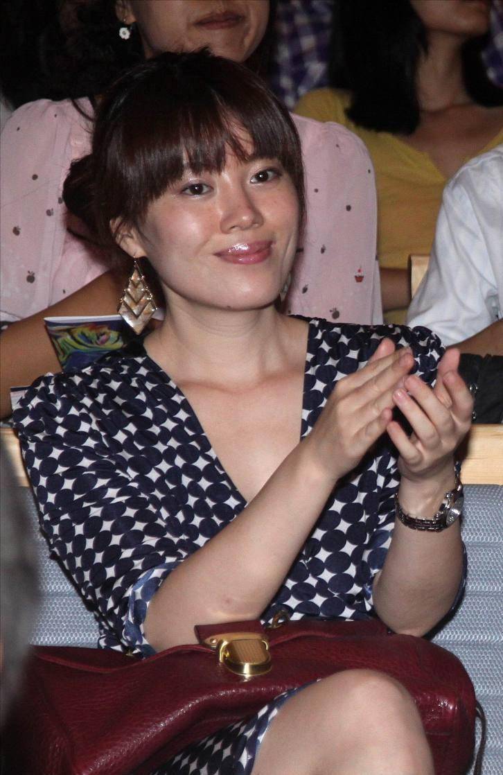 原创段奕宏妻子真秀气穿搭简约又低调v领裙看着还挺撩人真养眼