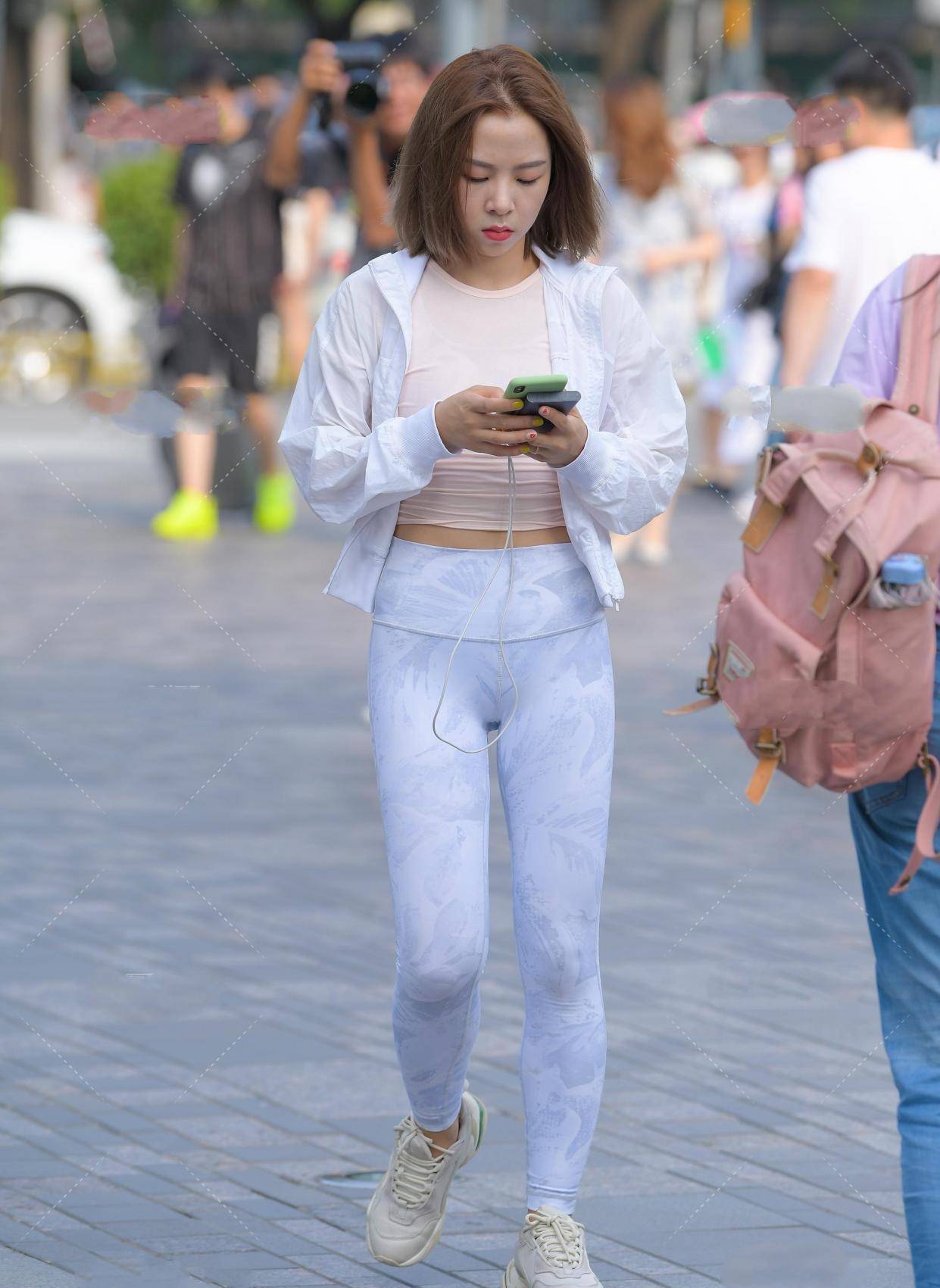 白棒球制服搭配粉色圆领背心 搭一双鞋子和白色裤子 小清新风格 衣服