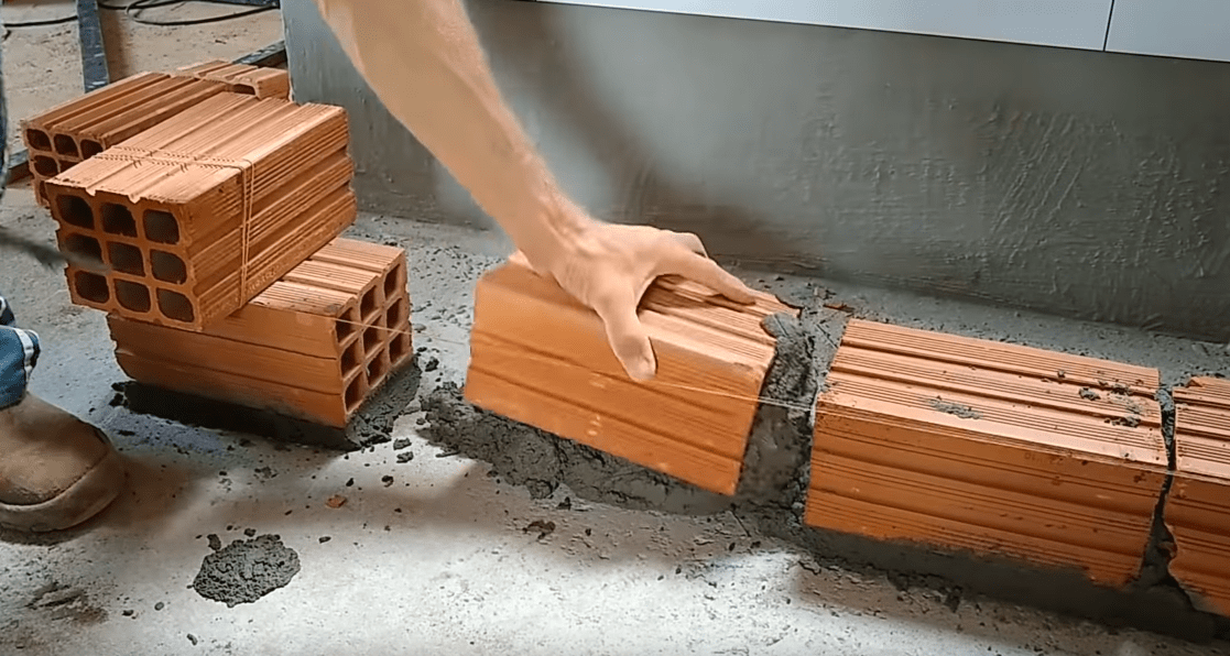 瓦工给橱柜加了一层底座,老婆极力反对,完工后老婆不敢吭声了!