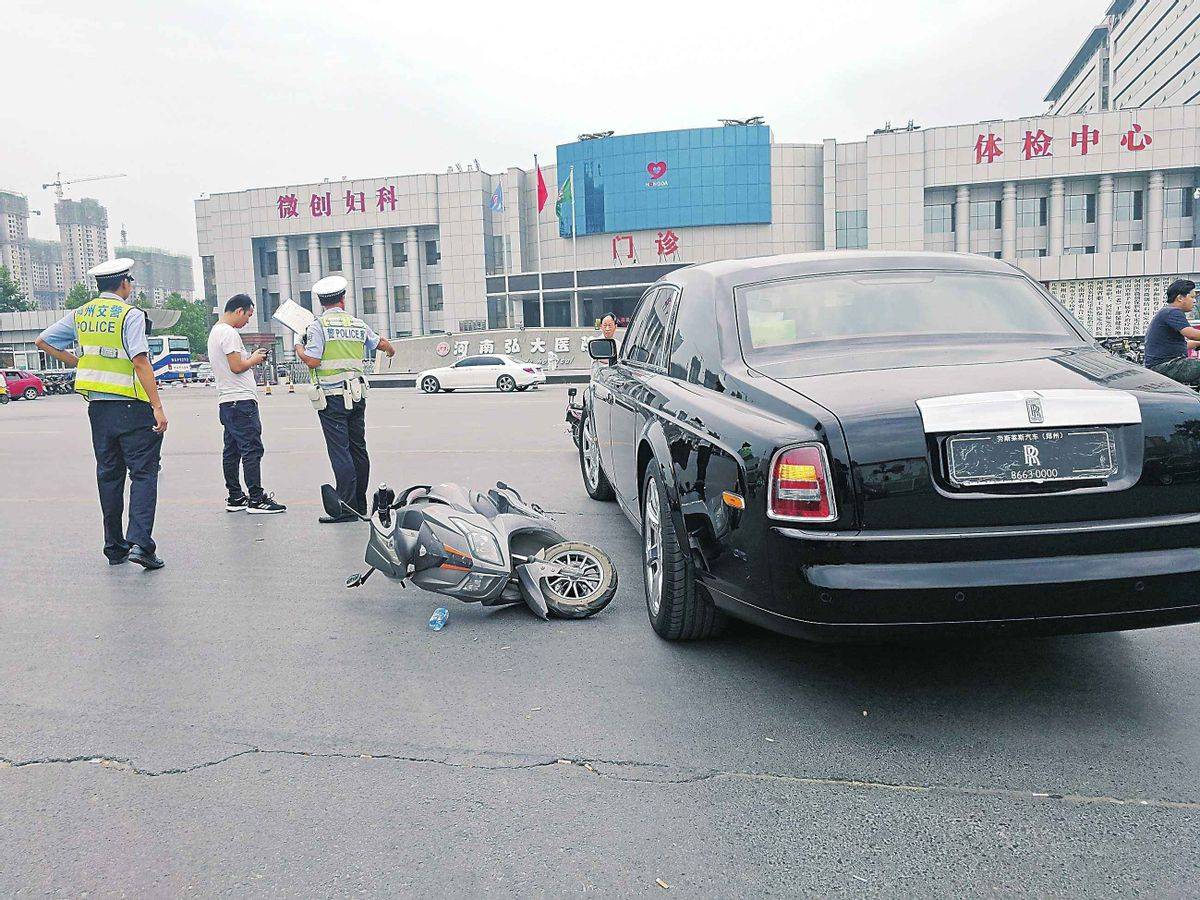 撞到豪车欲哭无泪?这个方法让你一分都不用赔.