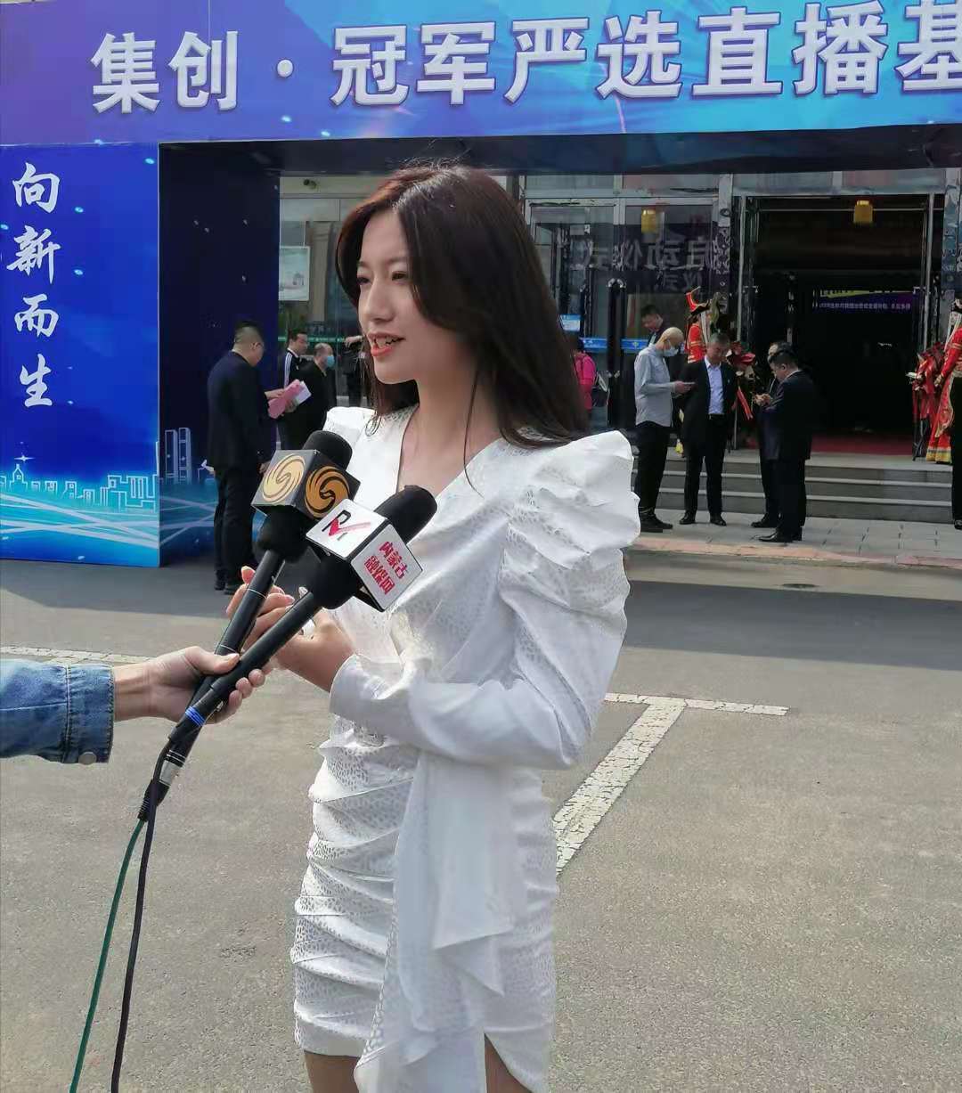 就有全国10余名电商主播及20余名集创文化签约孵化主播进行了轮播带货