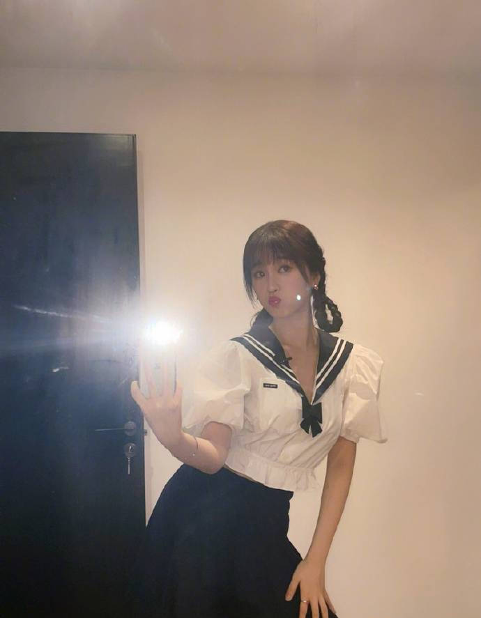 虞书欣晒水手服写真 梳双马尾麻花辫甜笑清新少女