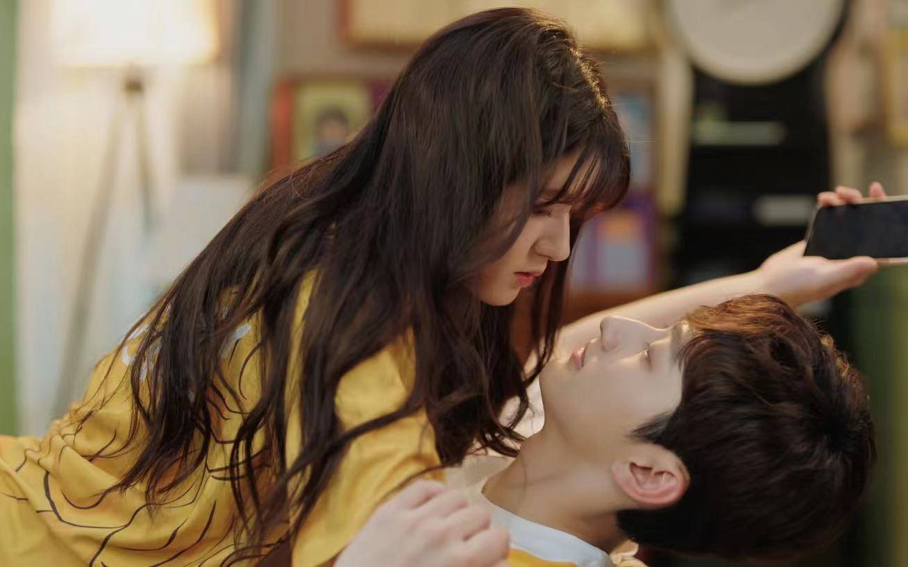 《一不小心捡到爱》赵露思再演小甜剧,灰姑娘霸总人设,还能爆吗_凌越