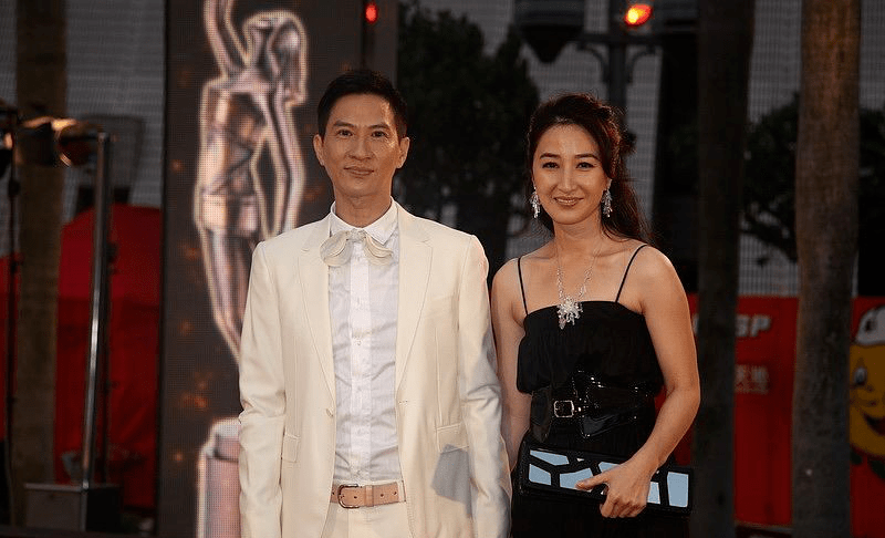 关咏荷和张家辉十指相扣亮相穿黑色吊带连衣裙高级优雅