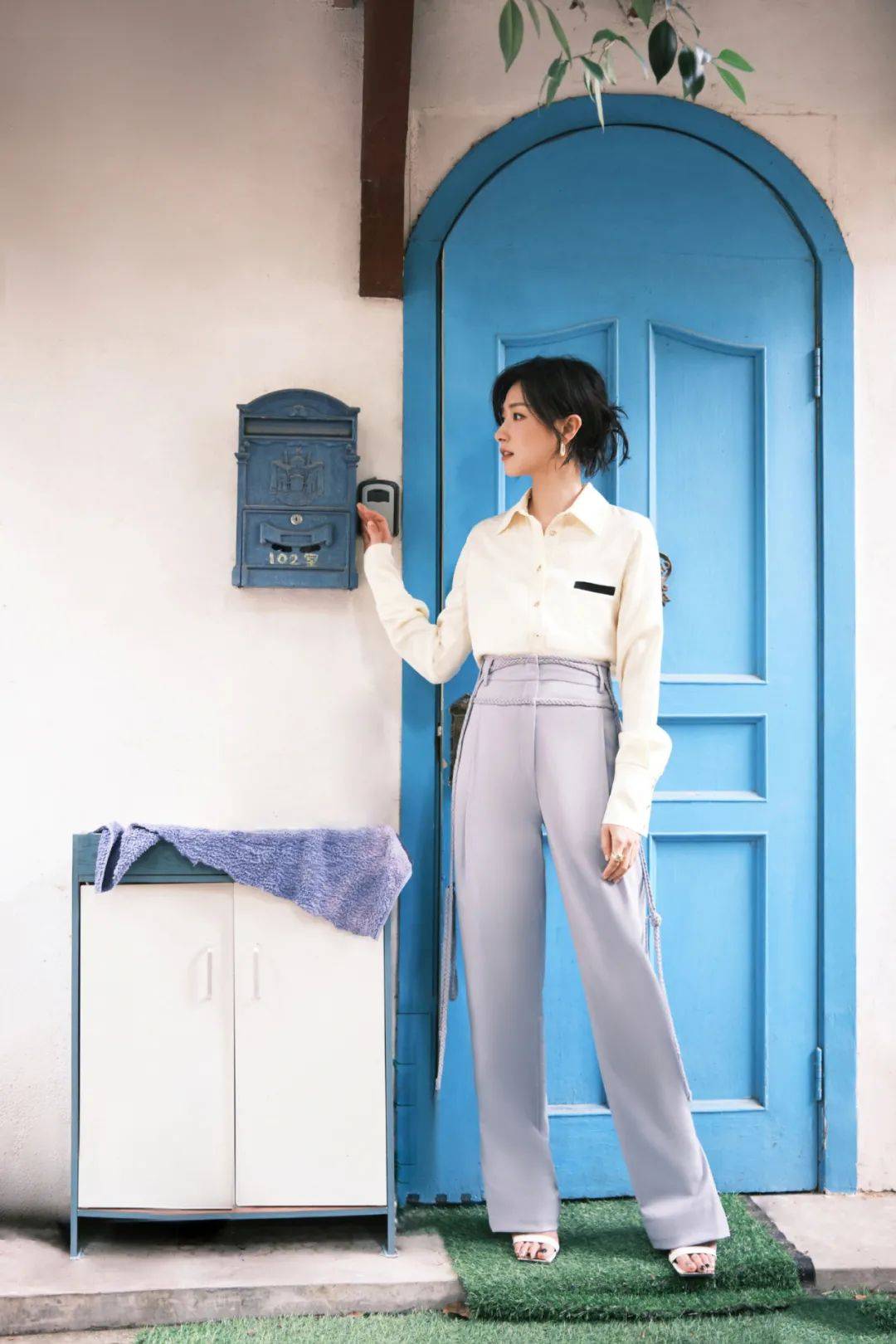 时尚的衬衫单品万茜用暖白色和浅灰色搭配时尚清新干练还有气场