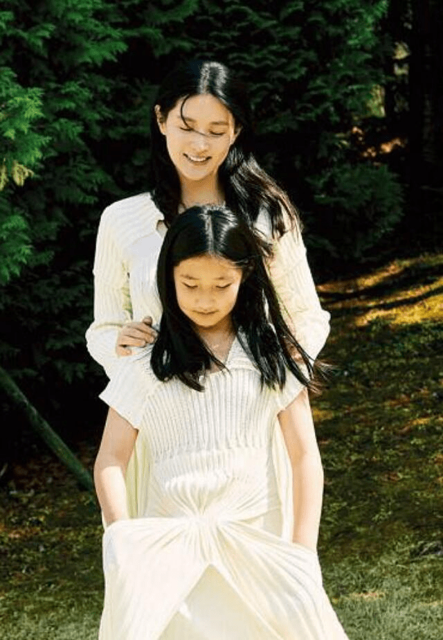 李英爱携爱女拍写真,10岁承彬气质好身高到妈妈肩膀