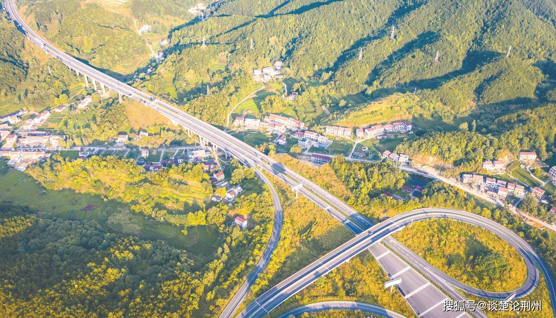 湖北的高速公路网中,最重要的横向是沪渝高速,纵向则是京港澳高速