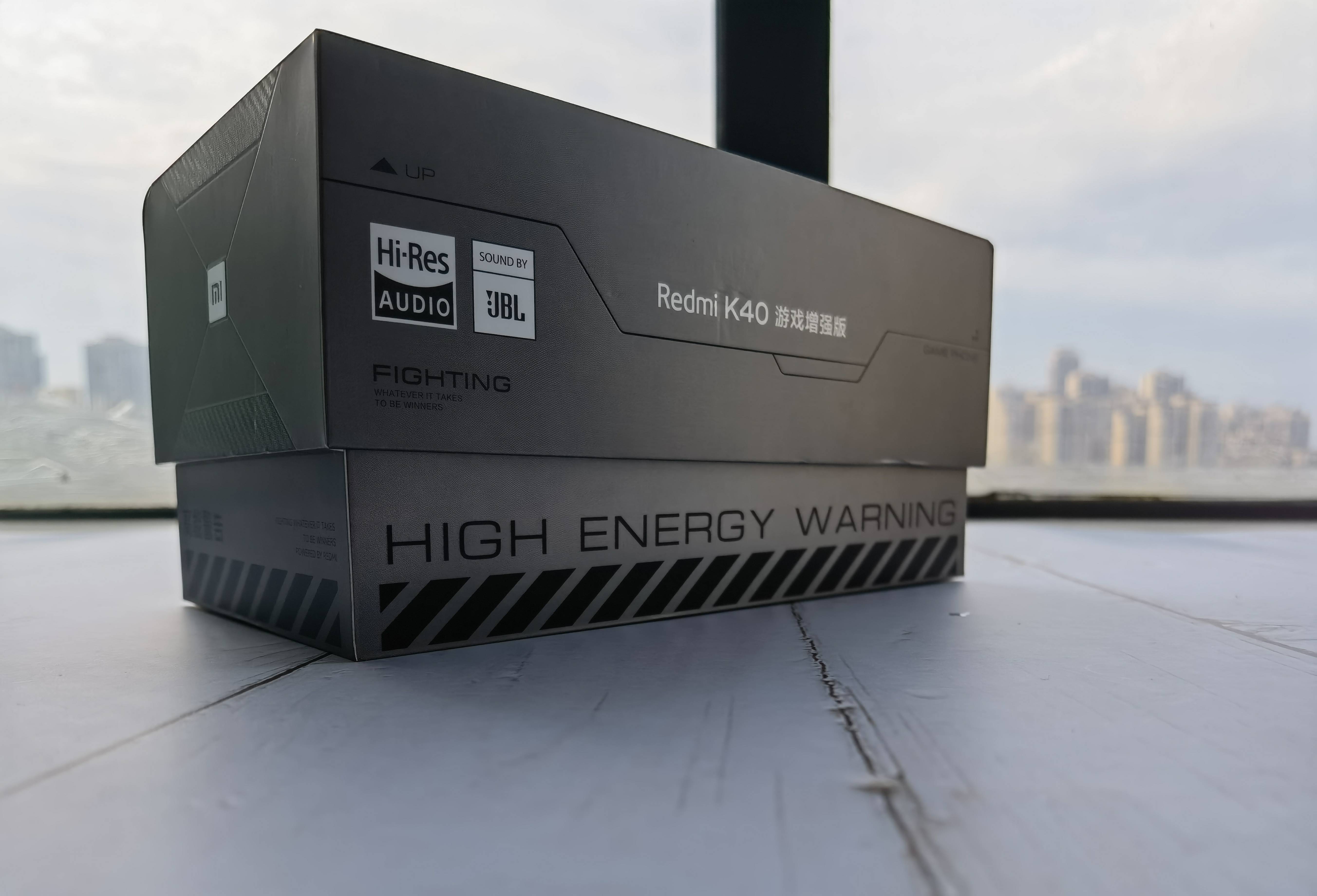 红米k40游戏增强版的外包装盒,是我迄今见过设计上最有意思的包装盒.