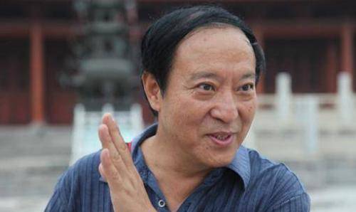 原创牛群不甘寂寞的疯牛折腾400万给贫困县只想当个好人