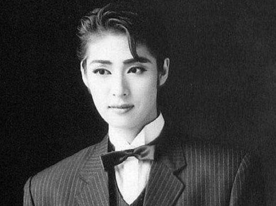 但是也正因为在这种环境下,天佑海希举手投足有着男性的潇洒和贵气.