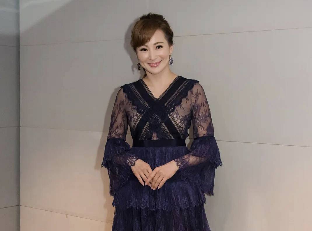 香港著名美魔女罗霖拍卖价值7位数项链傍身,渴望在内地找到真爱